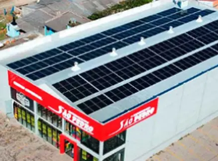 Supermercado com painéis solares instalados pela Litoral