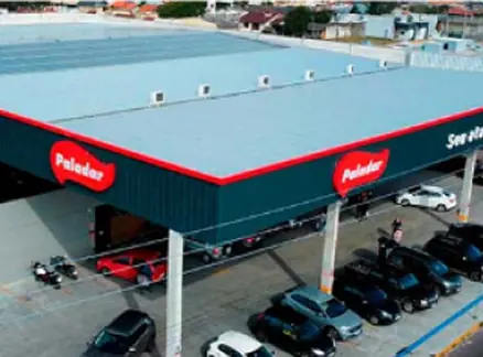 Posto de combustível com painéis solares no telhado