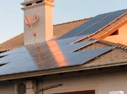 Residência com painéis solares no telhado