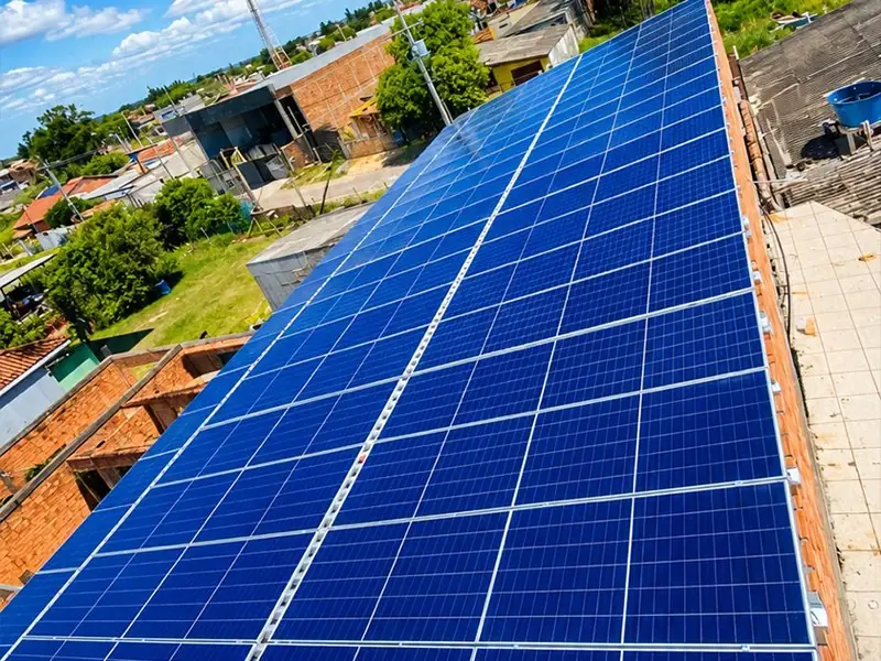 Instalação de painéis solares feita pela Litoral Energia Solar