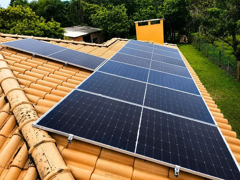 Instalação de painéis solares feita pela Litoral Energia Solar
