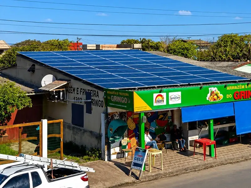 Instalação de painéis solares feita pela Litoral Energia Solar