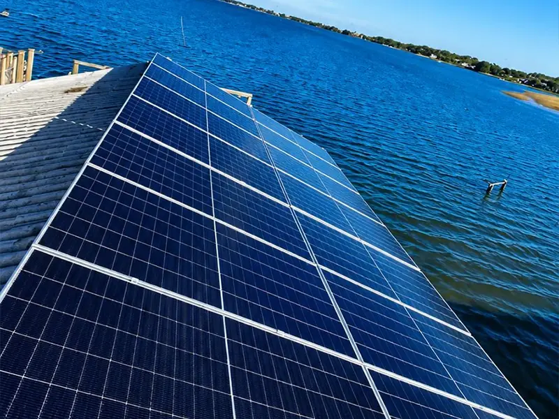 Instalação de painéis solares feita pela Litoral Energia Solar