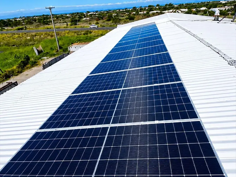 Instalação de painéis solares feita pela Litoral Energia Solar