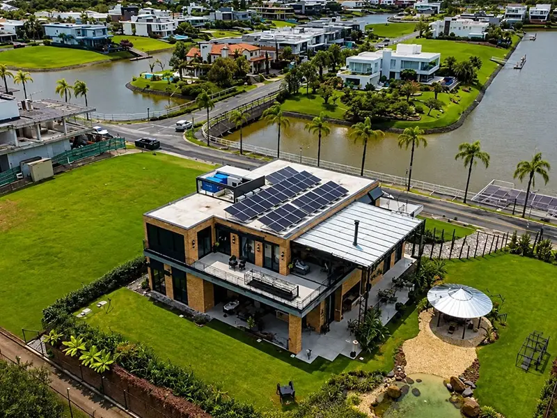 Instalação de painéis solares feita pela Litoral Energia Solar
