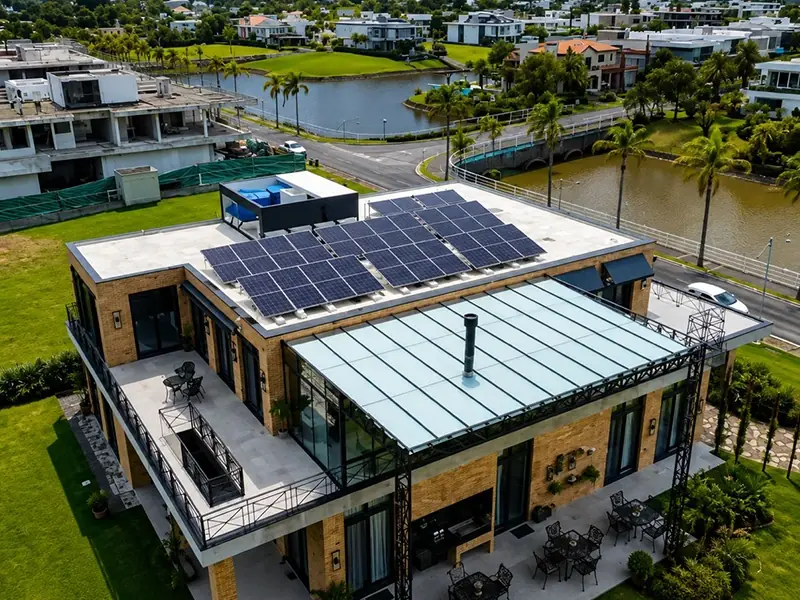 Instalação de painéis solares feita pela Litoral Energia Solar