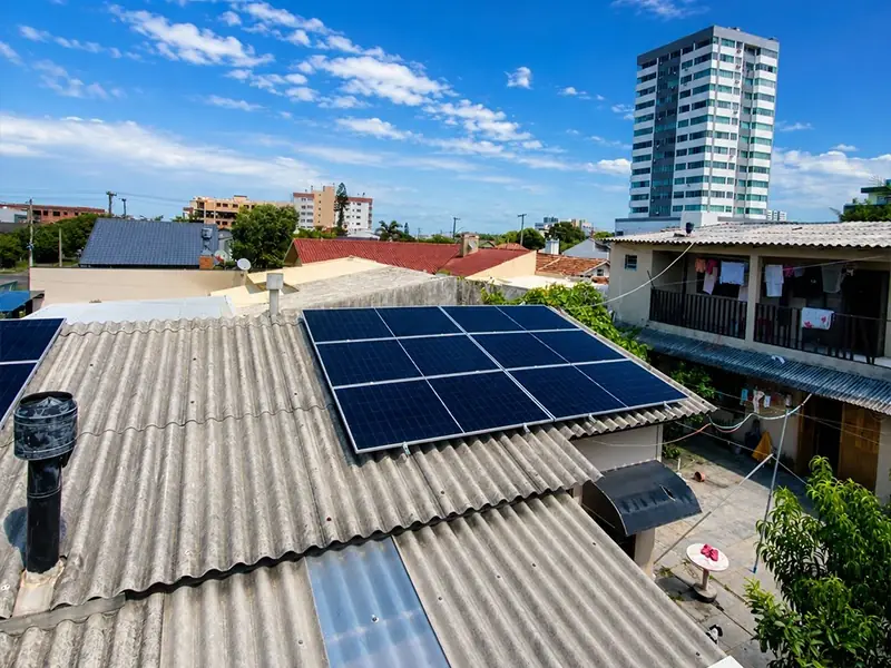 Instalação de painéis solares feita pela Litoral Energia Solar