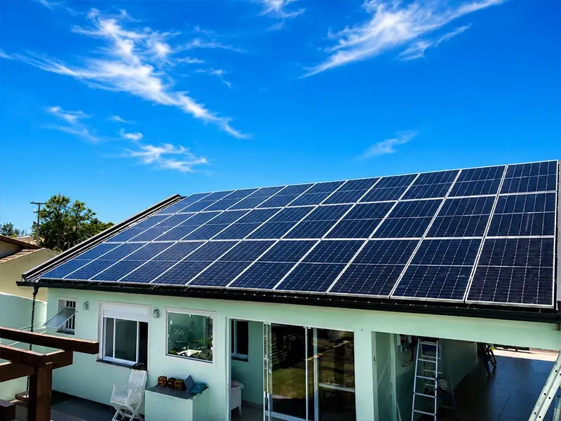 Instalação de painéis solares feita pela Litoral Energia Solar