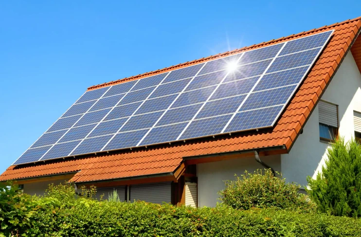 Casa com painéis solares no telhado